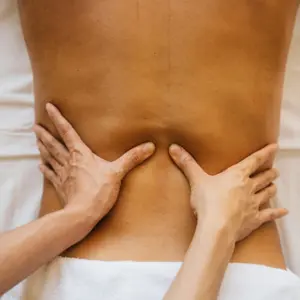 mains en train de masser